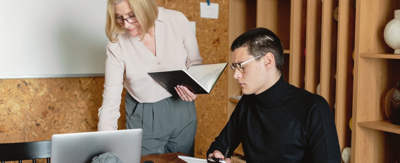Arbeid med manus og kildenotater ved et felles bord